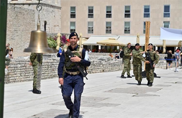 Slika \PU_DN\2024\edukacija žurne službe\Petar Volarević Zadar\petar puška.jpg